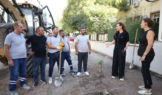 Başkan Ünsal çalışmaları yerinde inceledi… Karşıyaka’nın işlek sokağı baştan aşağı yenileniyor