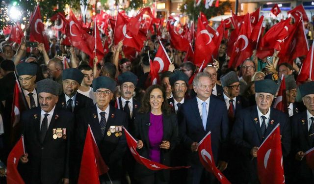 Karşıyaka’da 9 Eylül coşkusu: Fener alayında sokaklar kırmızı beyaza büründü!