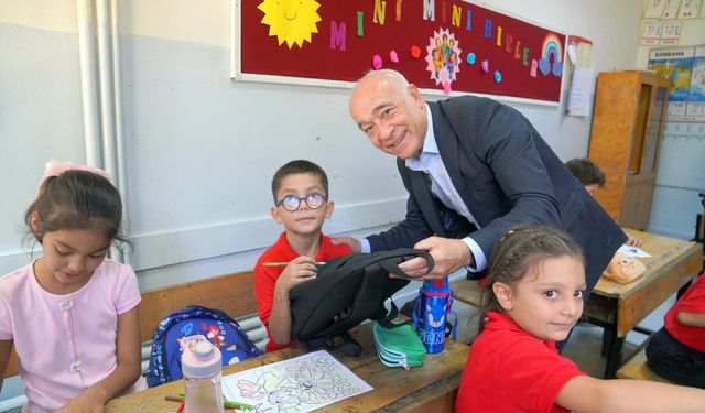Seferihisar Belediyesi’nden öğrencilere kırtasiye desteği