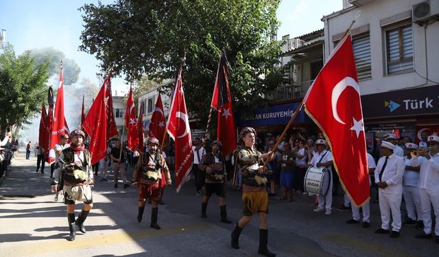 Dikili'de kurtuluş coşkusu: Bize düşen Cumhuriyet değerlerine sahip çıkmaktır!