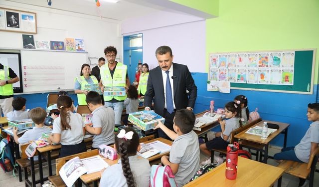 Dikili’de okula başlayan miniklere anlamlı destek: 453 öğrenciye eğitim seti
