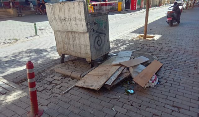 Karşıyaka’da yaz bitti, moloz sorunu bitmedi: Yurttaşlar çözüm bekliyor
