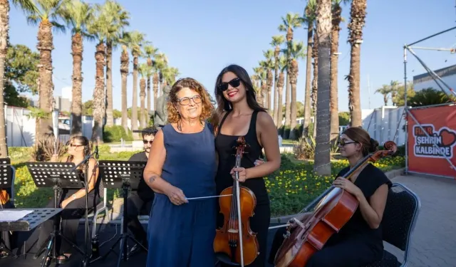 İzmir Enternasyonal Fuarı'nda 'şef sensin' heyecanı: Kızı keman çaldı, annesi yönetti