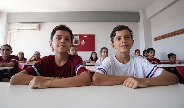 Toplam 212 ikiz mezun oldu… İzmir’in ikizler okulu
