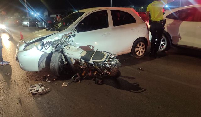 İzmir’de faciadan dönüldü: Motosiklet otomobile ok gibi saplandı