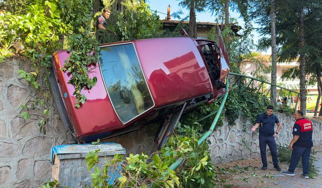 Otomobil istinat duvarında asılı kaldı: 20 yaşındaki sürücü yaralı