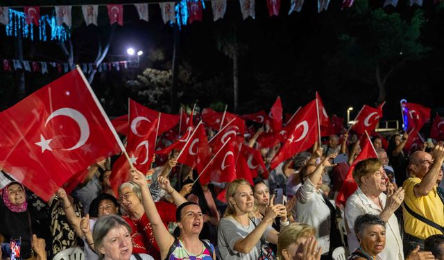 Bornova’da 9 Eylül coşkusu: İzmir’in kurtuluşu Atatürk'ün sevdiği şarkılarla anıldı