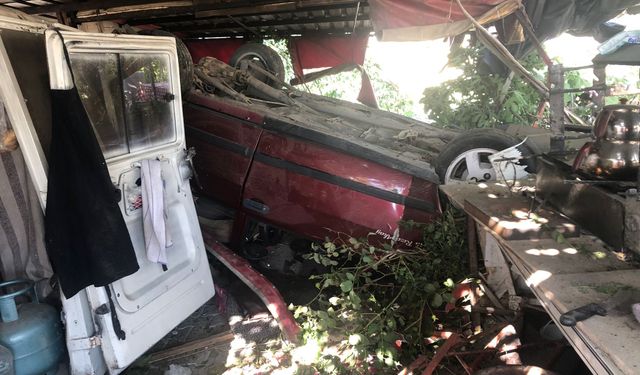 17 yaşındaki ehliyetsiz sürücü kokoreç tezgahına daldı: 2 yaralı