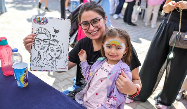 Bayraklı’da renkli görüntüler… Karikatür şenliği düzenlendi