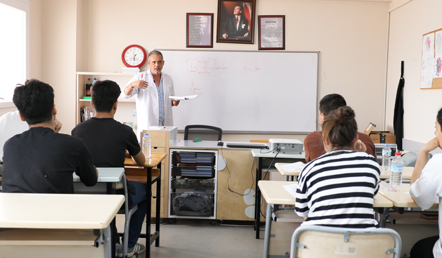 Bayraklı’da mezun öğrencilere ücretsiz YKS desteği