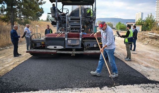 Kronik yol sorunu çözülüyor: Bornova’da asfalt mesaisi