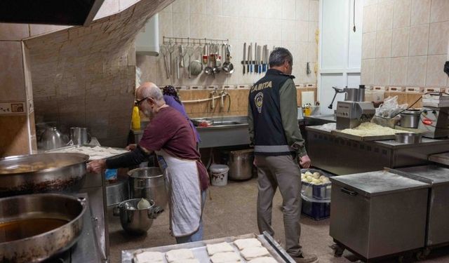 Fırınlar tek tek incelendi... Bornova’da gece yarısı zabıta operasyonu