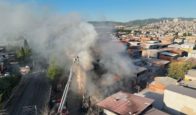 Buca’da mobilya atölyesinde yangın paniği!