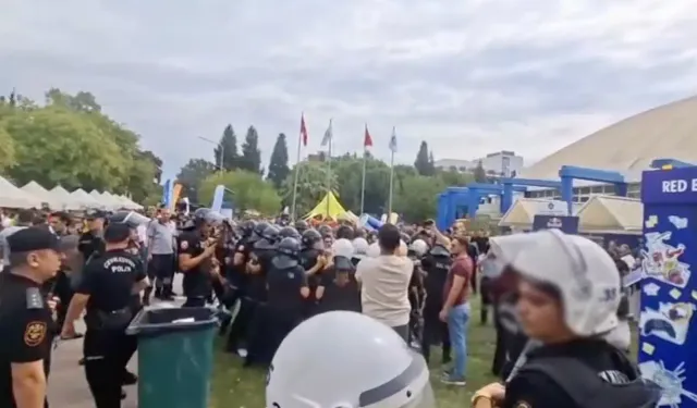 Ege Üniversitesi’nde stant baskını: 27 öğrenci gözaltına alındı!