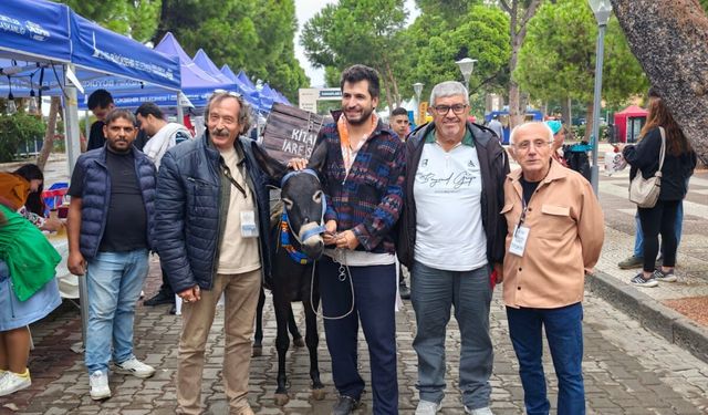 İzmir Kitap Fuarı’nda 'Eşekli Kütüphaneci' ruhu: Küfeler köy çocukları için doldu