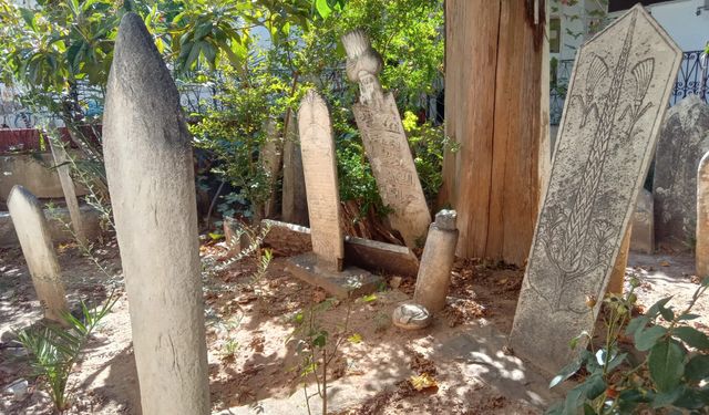 Hacı Mahmud Camii’nin avlusunda asırlık kitabeler: İzmir’in göbeğinde tarihe açılan pencere