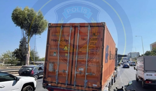 İzmir’de yola çıkan tır trafiği kilitledi: Yoğunluk Semt Garajı’na ulaştı!