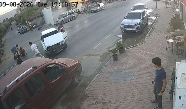 İzmir'de otomobille çarpışan 17 yaşındaki motosikletli yaralandı