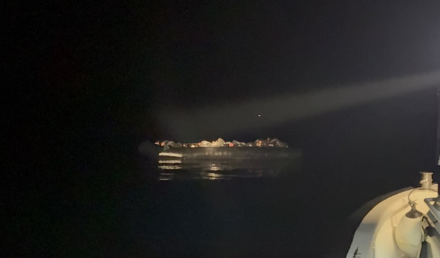 İzmir açıklarında 53 düzensiz göçmen kurtarıldı: 4 kaçakçılık şüphelisi gözaltına alındı