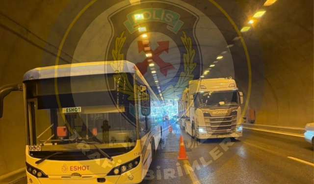 İzmir’de trafik alarmı: Çevre yolunda 1,5 kilometrelik yoğunluk
