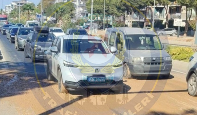 İzmir-Seferihisar yolunda trafik alarmı: 1 kilometrelik yoğunluk oluştu!