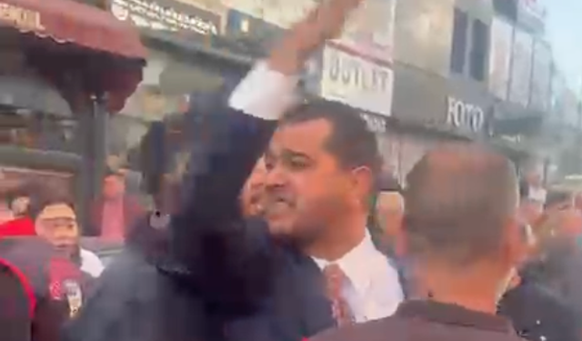 CHP’li Yıldırım’dan Yeni Partili Akar’a belediye önünde sert tepki!