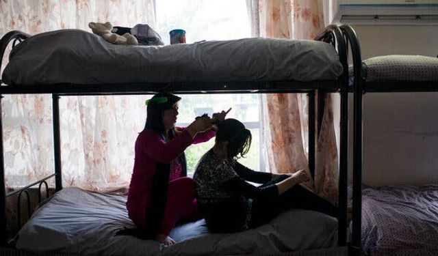 Kadın sığınma evlerinde kapasite krizi: Masaların üzerine yatak seriyorlar