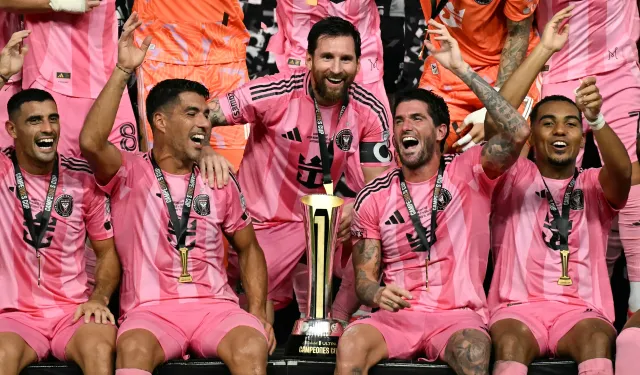 Koleksiyona bir yenisi eklendi… Messi 49’uncu kupasını kaldırdı