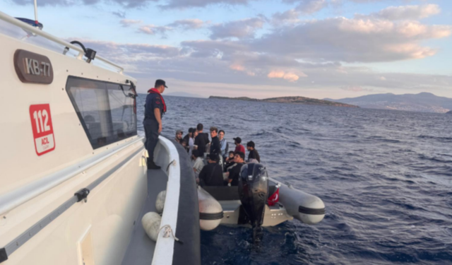 İzmir açıklarında 4’ü çocuk 19 göçmen lastik bottan karaya çıkarıldı