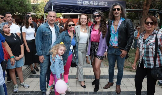 Konak’ta nostalji rüzgarı esti: ‘80’ler 90’lar Şenliği’nde geçmişe yolculuk