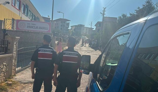 İzmir’de okul çevrelerinde jandarmadan sıkı denetim: Bini aşkın personel görev aldı