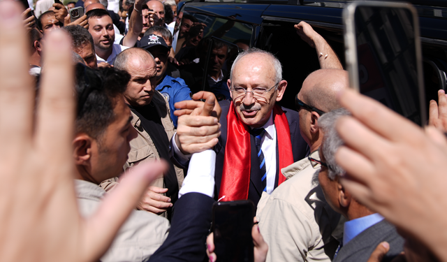 Kılıçdaroğlu’na CHP il binasında coşkulu karşılama: Güzel günler göreceğiz!