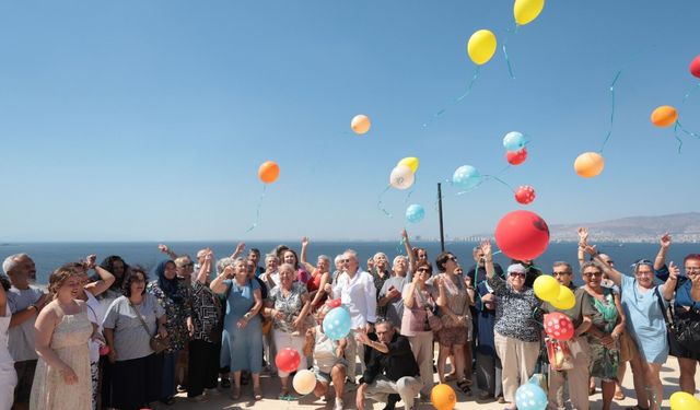 Konak’ta Dünya Barış Günü’nde gökyüzüne rengarenk balonlar salındı