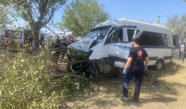 Manisa'da işçi servisi kaza yaptı: 14 kişi yaralandı