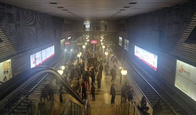 Metroda akşam çilesi! İzmirliden Tugay'a çağrı: Gelsin, metroya binsin, hâlimizi görsün!