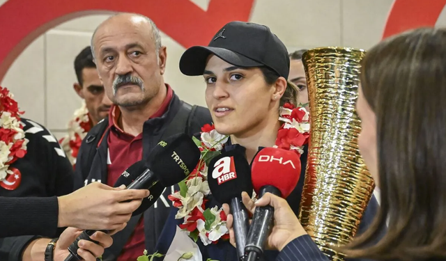 Milli boksörler Avrupa Şampiyonası'nda 10 madalya kazandı: Çiçeklerle karşılandılar