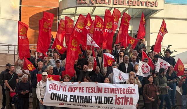 TKP’den Çiğli Belediyesi önünde protesto: Yıldız, zübük edasıyla AKP’ye geçmiştir