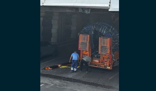 Alt geçitten geçemedi… İzmir’de vinç sıkıştı