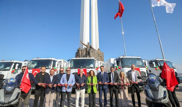 Karşıyaka Belediyesi 17 yeni çöp kamyonunu filosuna kattı