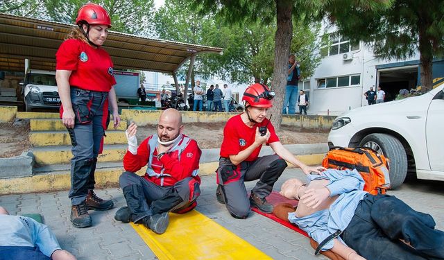Karşıyaka depreme hazır: Belediye personeline tahliye tatbikatı