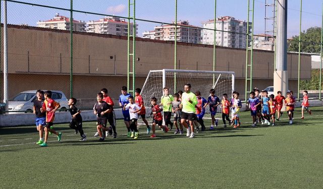 Ücretsiz futbol okulu tam not aldı: Geleceğin yıldızları Buca’da yetişiyor