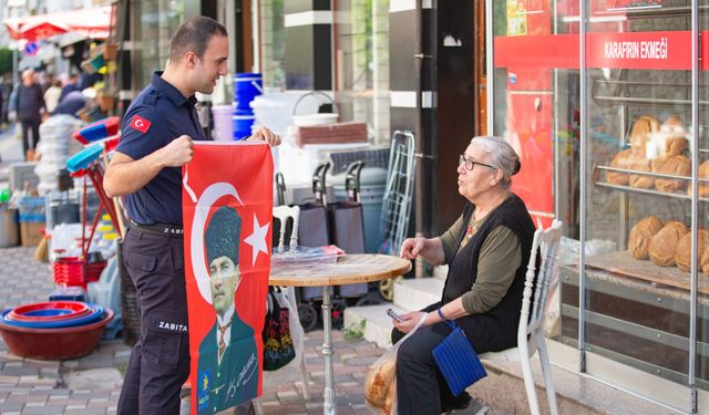 Belediye bayrak dağıttı… Narlıdere’de sokaklar kırmızı beyaza büründü