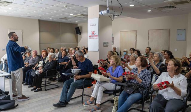 Bornova’da ‘3. Yaş Üniversitesi’ heyecanı: Öğrenme hayat boyu devam etmeli