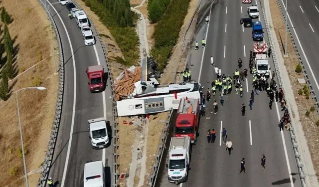 Çekici, tur otobüsüne çarpmıştı... Manisa'daki faciada ölü sayısı 12'ye yükseldi