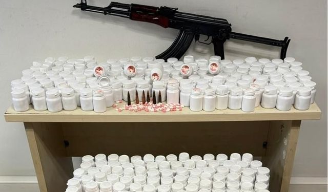 İzmir’de zehir baskını… 59 bin hap ve AK-47 yakalandı