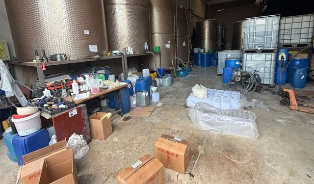 İzmir'de sahte içki operasyonu: 21 bin litrelik etil alkol ele geçirildi