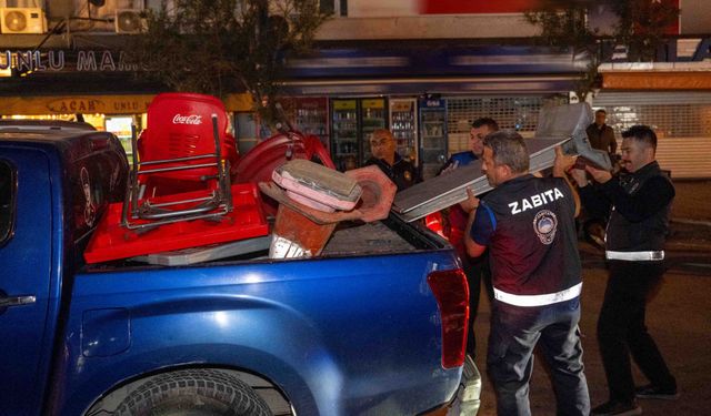 Bornova’da gece yarısı zabıta denetimi: Kaldırım işgallerine geçit yok!