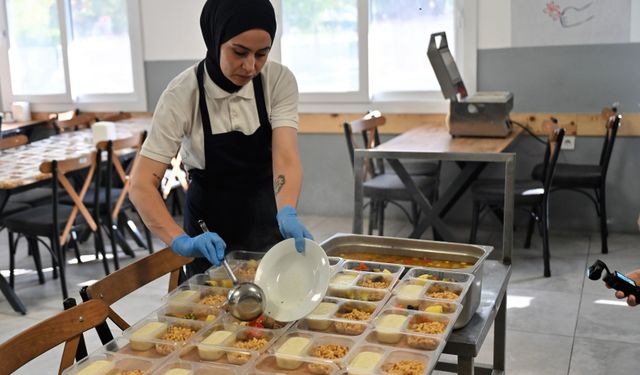 Bornova Belediyesi’nden ihtiyaç sahiplerine kapı kapı sıcak yemek