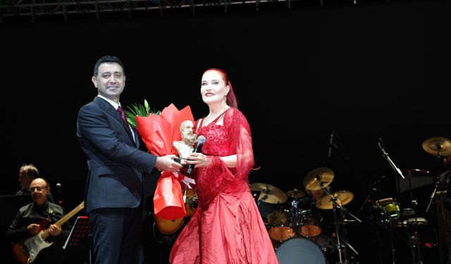 Bayraklı’da 29 Ekim coşkusu: Bayram Candan Erçetin şarkılarıyla kutlandı