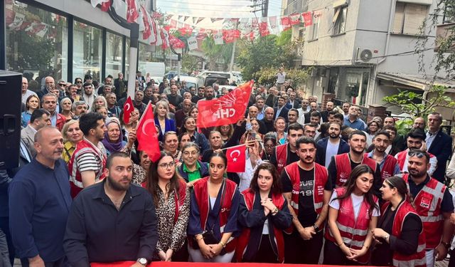Buca'da CHP’ye kitlesel dönüş: 200 YENİ Partili coşkulu törenle rozet aldı